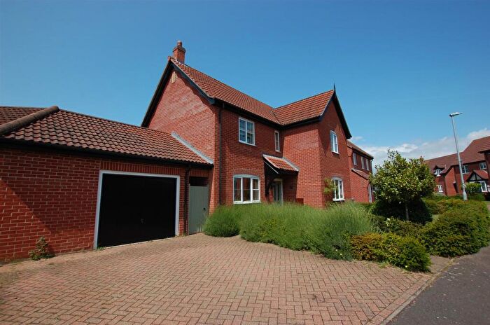 4 Bedroom Link Detached House To Rent In Mileham Drive, Aylsham, NR11