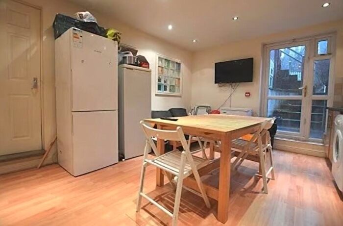 3 Bedroom Apartment To Rent In Grove Lane, Leeds, West Yorkshire, LS6