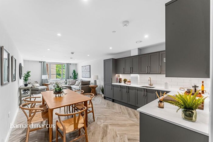 2 Bedroom Maisonette For Sale In Meadow House, Fallsbrook Road, London, SW16