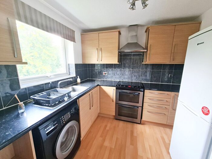 2 Bedroom Flat To Rent In Trotwood, Chigwell, Jn, Uk, IG7