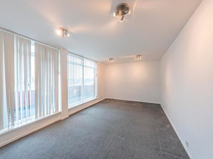 3 Bedroom Flat For Sale In Peascod Street, Windsor, Berkshire, SL4