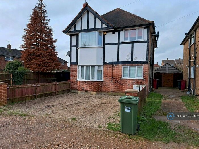 2 Bedroom Flat To Rent In Faircroft, Slough, SL2