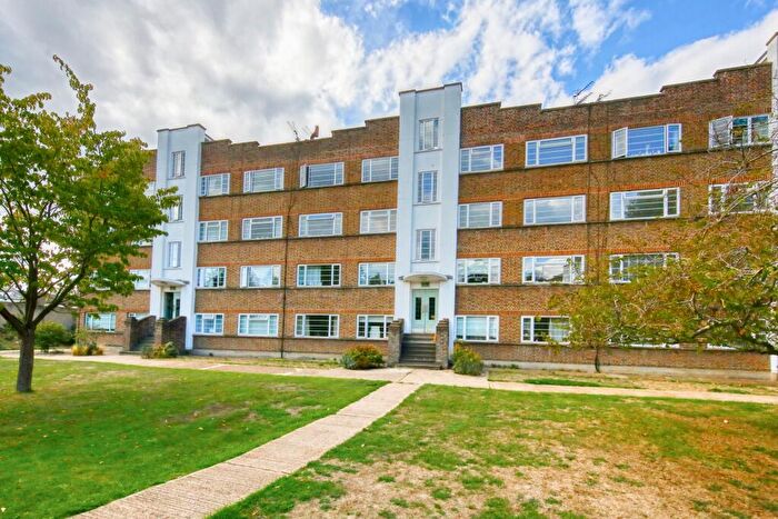 2 Bedroom Flat For Sale In Park Road, Hampton Wick, KT1