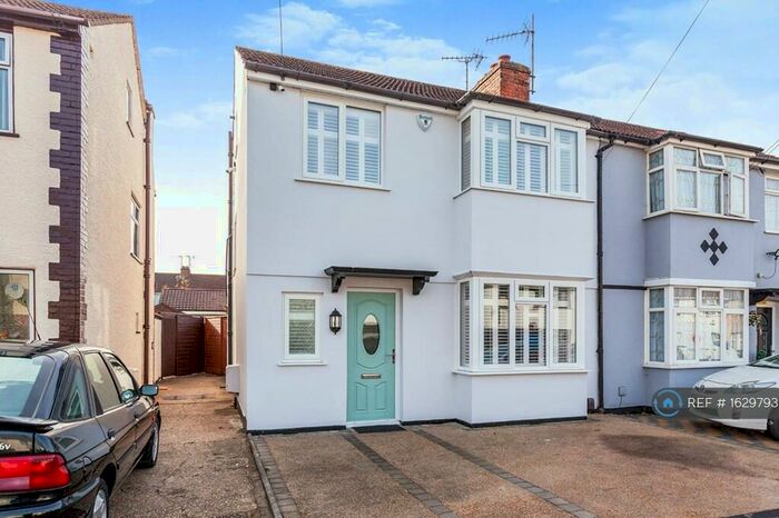 3 Bedroom Semi-Detached House To Rent In Leeds Road, Slough, SL1