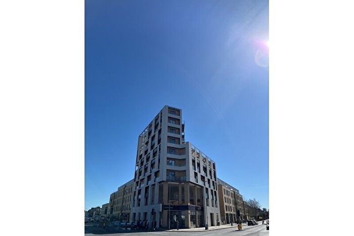 2 Bedroom Flat To Rent In Hills Road, Cambridge, Cambridgeshire, CB2