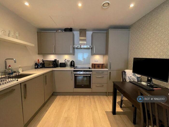 2 Bedroom Flat To Rent In Friern Barnet Road, London, N11