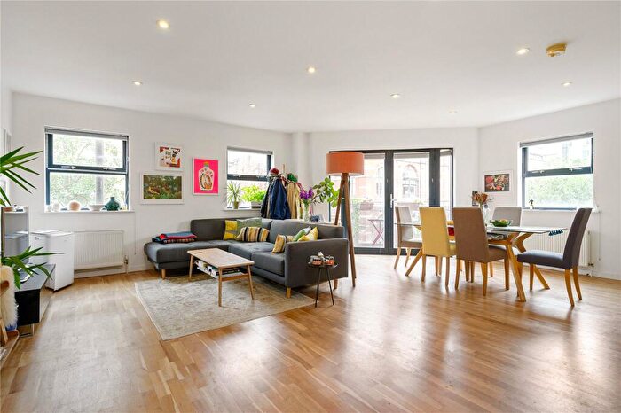 2 Bedroom Apartment For Sale In Quaker Street, London, E1