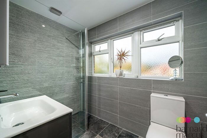 3 Bedroom Terraced House For Sale In Linden Road, London, N11