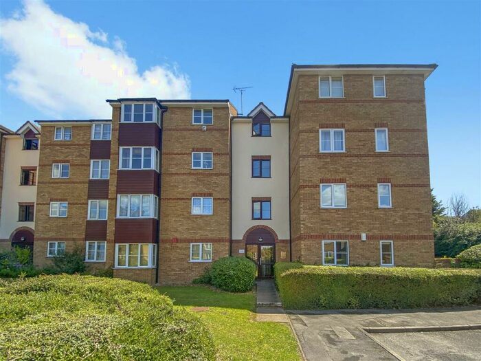 1 Bedroom Apartment To Rent In Thurlow Close, Highams Park, E4