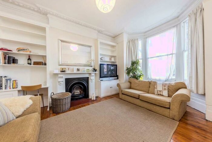 2 Bedroom Flat To Rent In Endlesham Road, Balham, SW12