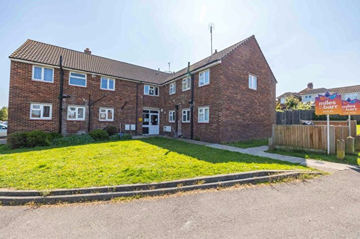 2 Bedroom Flat For Sale In Pomfret Road, Chartham, Canterbury, Kent, CT4