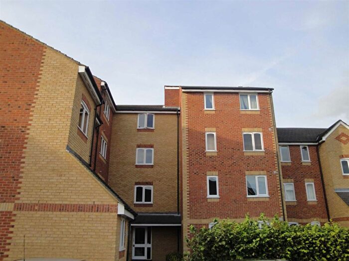 2 Bedroom Flat To Rent In Burket Close, Southall, UB2