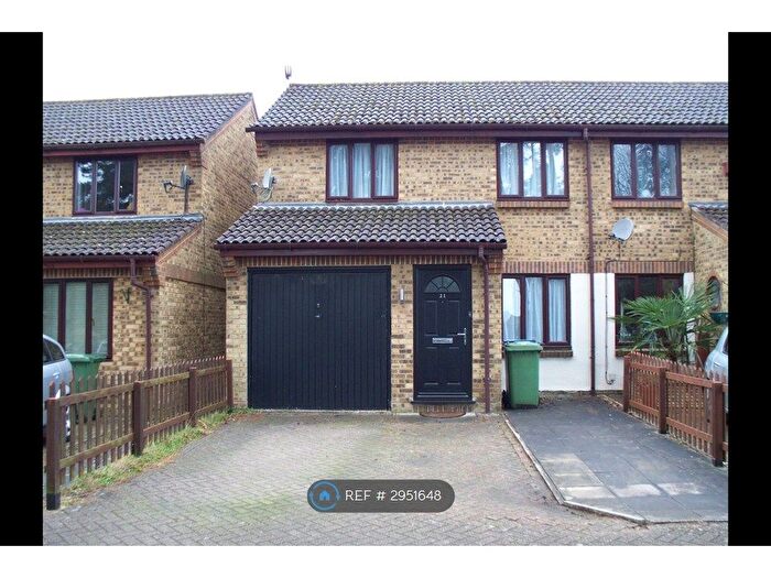 3 Bedroom End Of Terrace House To Rent In Charterhouse Close, Bracknell, RG12