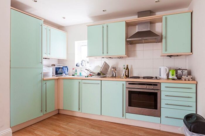 2 Bedroom Flat To Rent In Park View Mews, Stockwell, London, SW9