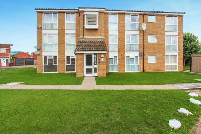 2 Bedroom Flat For Sale In Trotwood, Chigwell, IG7