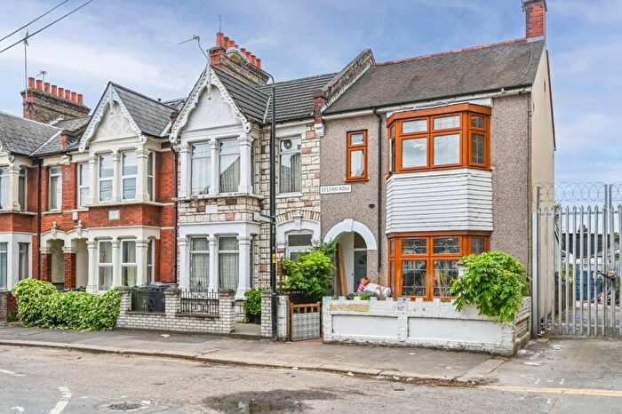 4 Bedroom Semi-Detached House For Sale In Sylvan Road, Walthamstow, London, E17