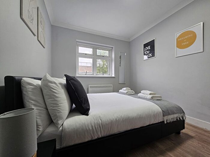 1 Bedroom Flat To Rent In Frithville Gardens, W12