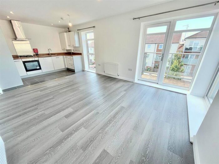 2 Bedroom Flat To Rent In Hitchings Leaze, Patchway, Bristol, BS34