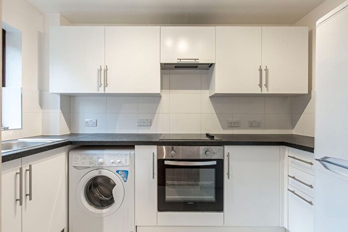2 Bedroom Flat To Rent In Bushey Grove Road, Bushey, WD23
