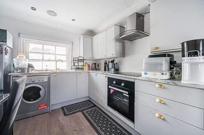 2 Bedroom Flat For Sale In Newbury, Berkshire, RG14
