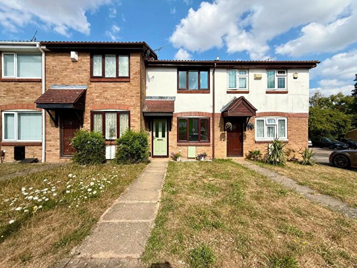2 Bedroom Terraced House For Sale In Hawkfields, Luton, LU2