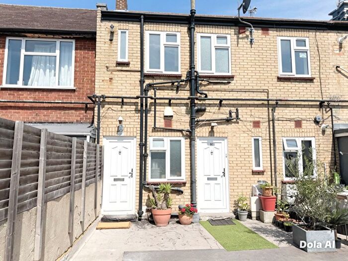 2 Bedroom Flat To Rent In Tolworth Broadway, Surbiton, KT6