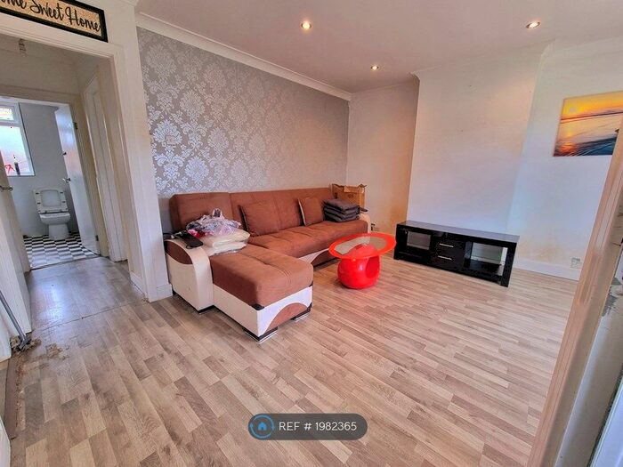 2 Bedroom Maisonette To Rent In Pinewood Avenue, Uxbridge, UB8