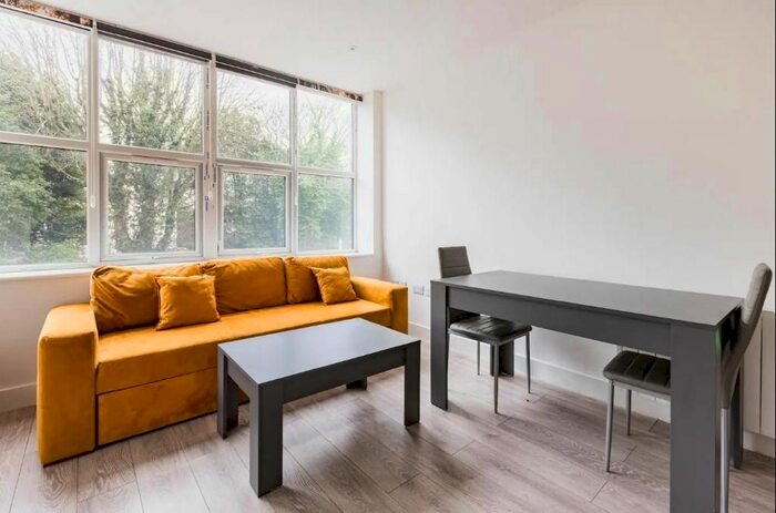 Studio To Rent In High Street, Edgware, HA8