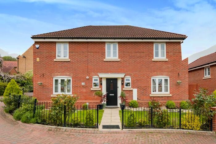 4 Bedroom Detached House To Rent In Harriers Close, Apsley, HP3