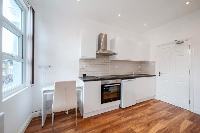 Flat To Rent In Larch Road London, NW2