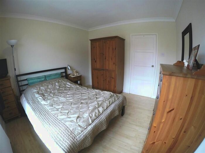 2 Bedroom Flat To Rent In Tinshill Mount, Horsforth, Leeds, LS16