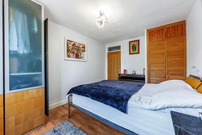 2 Bedroom Flat For Sale In Canada Road, London, W3