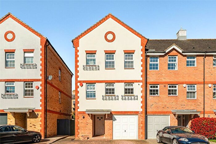 4 Bedroom End Of Terrace House For Sale In Meadow View, Chertsey, Surrey, KT16