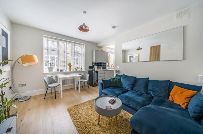 2 Bedroom Flat For Sale In Queens Row, London, SE17