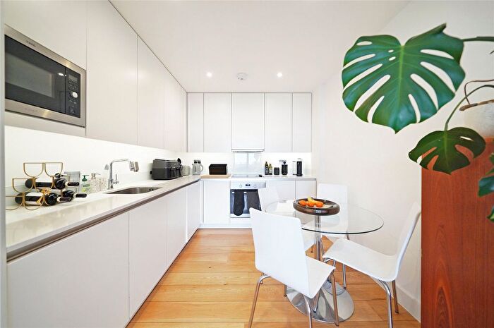 2 Bedroom Flat To Rent In Plumbers Row, Whitechapel, E1