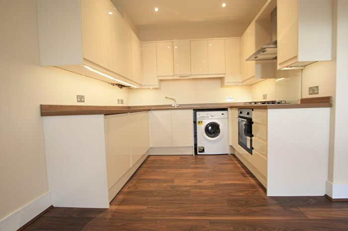 3 Bedroom Flat To Rent In Morden Road, Wimbledon, SW19