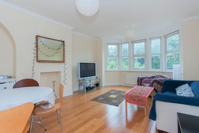 3 Bedroom Flat To Rent In Finchley Road, London, NW11