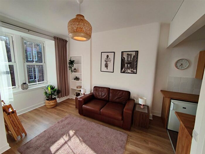 1 Bedroom Flat To Rent In Albion Road, Edinburgh, EH7