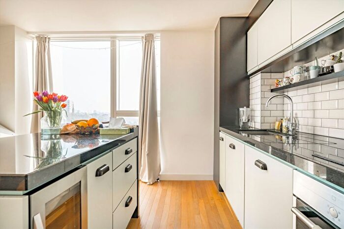 2 Bedroom Flat For Sale In Cobblestone Square, London, E1W