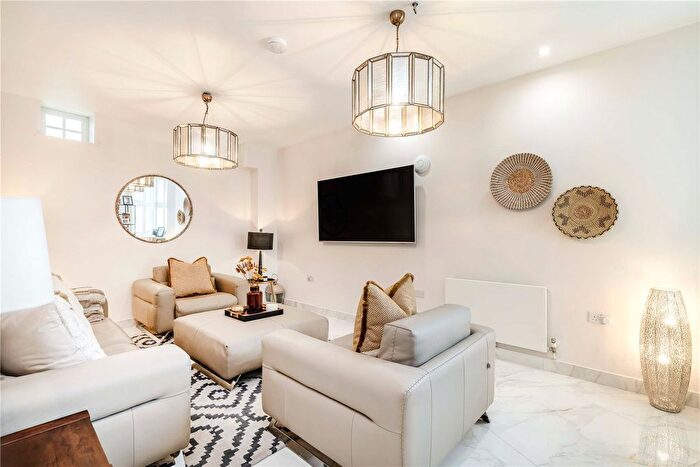 4 Bedroom Mews To Rent In Eccleston Square Mews, London, SW1V