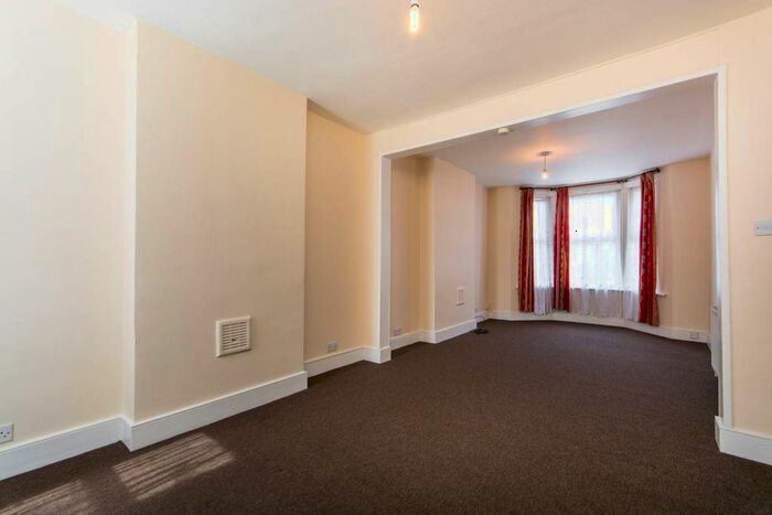 2 Bedroom House To Rent In Davidson Road, Croydon, CR0