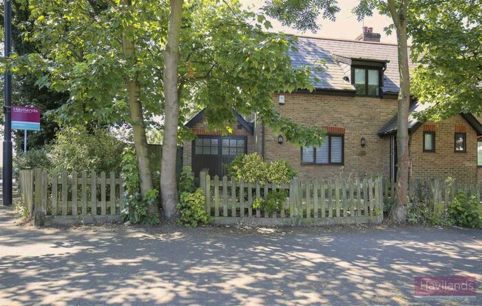 3 Bedroom Semi-Detached House To Rent In Downes Court, Winchmore Hill, N21