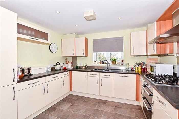 2 Bedroom Flat For Sale In The Lakes, Larkfield, Kent, ME20