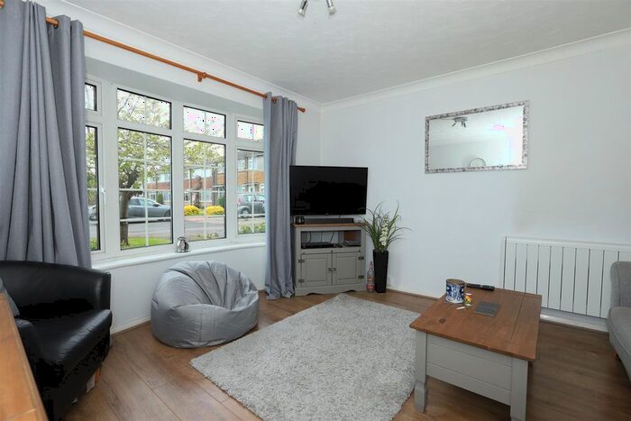 2 Bedroom Flat To Rent In Walton Close, Worthing, BN13