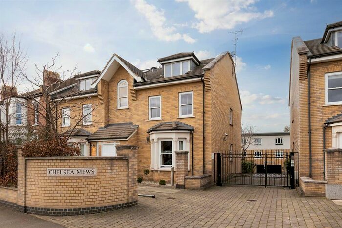 2 Bedroom Flat To Rent In New Wanstead, London, E11