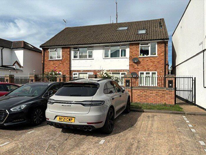 2 Bedroom Flat To Rent In Pinner Green, Pinner, HA5