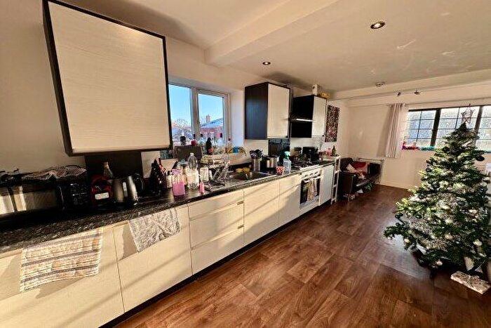 3 Bedroom Flat To Rent In Villa Road, Nottingham, NG3