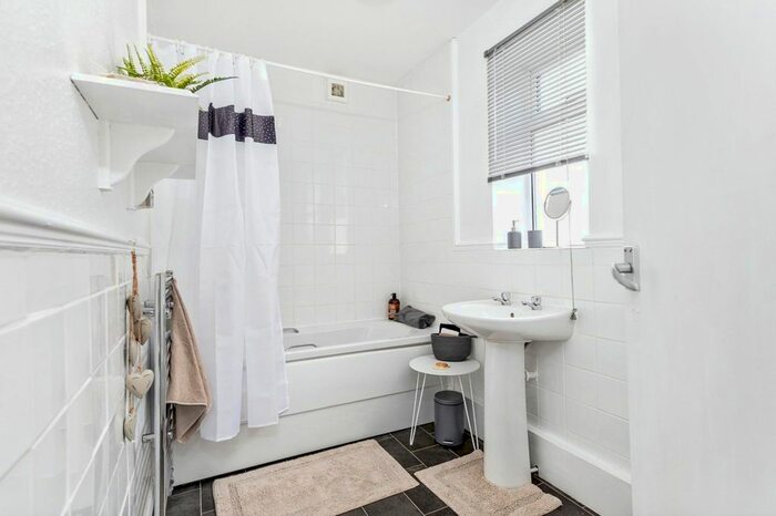 2 Bedroom Flat To Rent In Cecil Court, Ryndleside, Scarborough, North Yorkshire, YO12