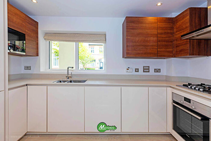 3 Bedroom Flat For Sale In Havanna Drive, London, NW11