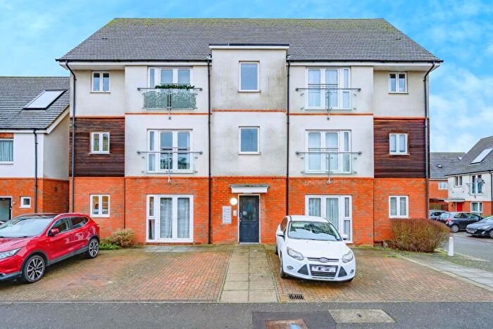 2 Bedroom Flat For Sale In Digby Close, Luton, Bedfordshire, LU4
